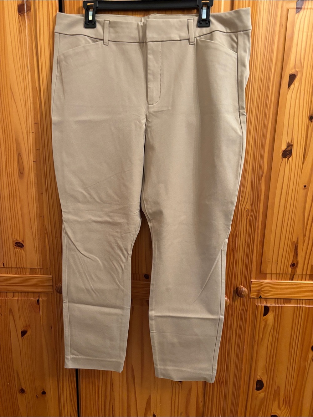 Old Navy Women's Cropped Beige Ankle Pants. Perfect for events or office!!